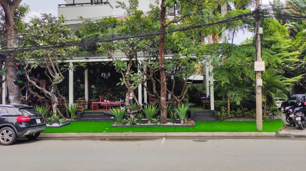 Thi công thảm cỏ nhân tạo trang trí quán cafe tại quận 2