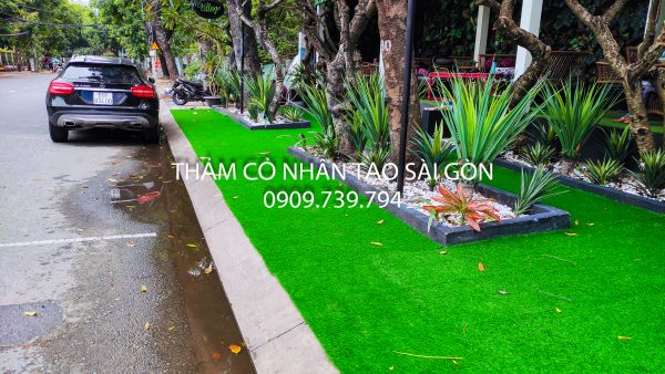 Thi công thảm cỏ nhân tạo trang trí quán cafe tại quận 2