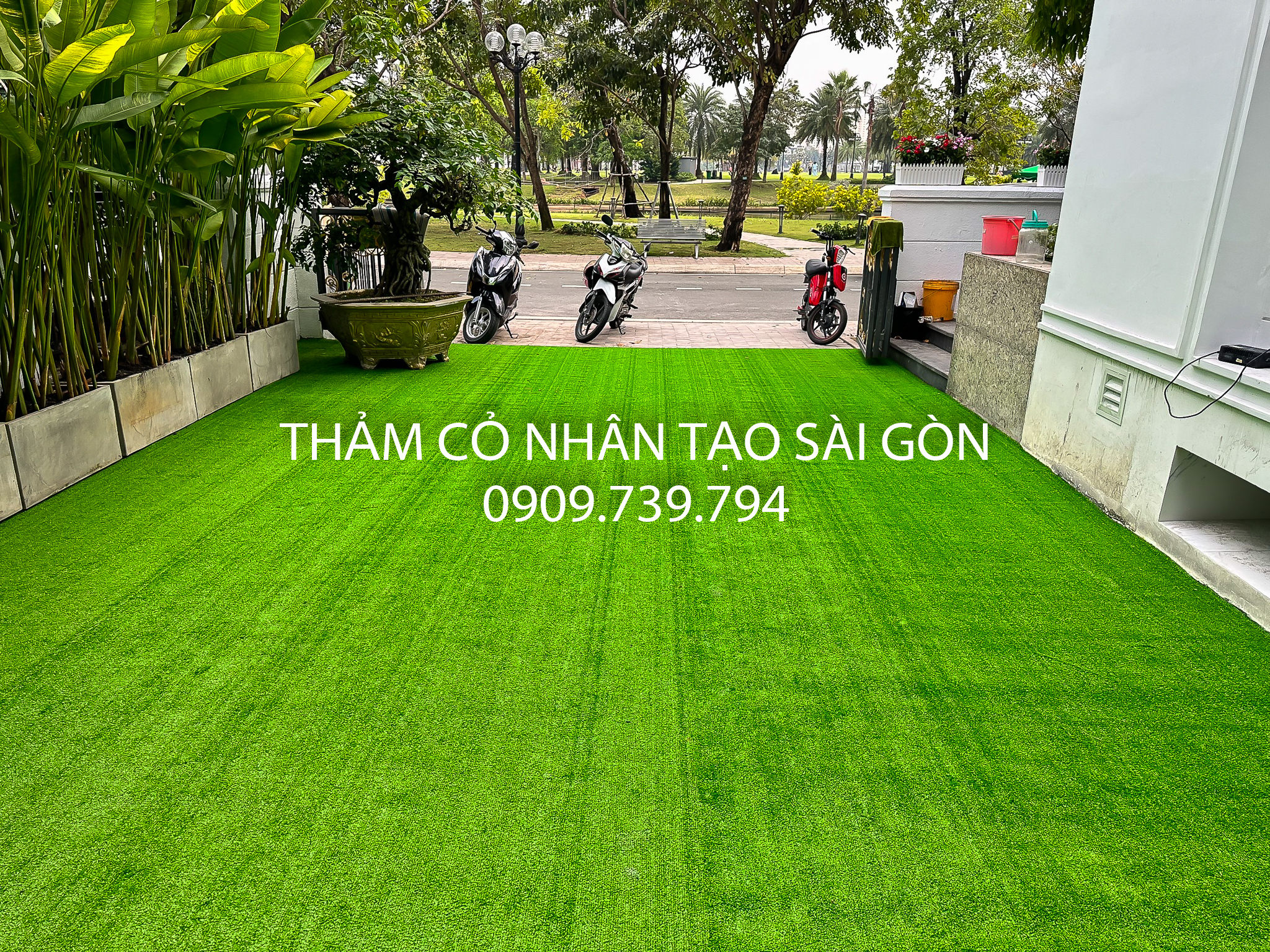 Thi Công Thảm Cỏ Nhân Tạo Sân Vườn Cho Biệt Thự Vinhomes Central Park Bình Thạnh, Hồ Chí Minh